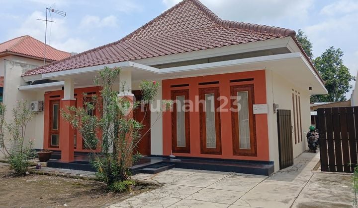RUMAH DENGAN HALAMAN LUAS DI TENGAH KOTA SOLO