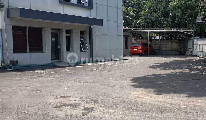 Gudang Kantor Bersih Bangunan Kokoh di Soekarno Hatta Mainroad