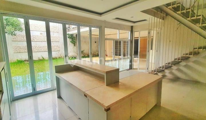 Rumah Mewah 3 Lantai Furnish Lengkap di Larangtapa KBP