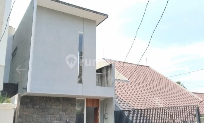 Rumah Hadap Barat 2 Lantai di Komplek Gegerkalong Permai