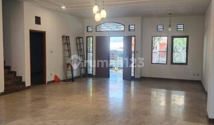 Rumah Nyaman Lantai Marmer Siap Huni di Batununggal
