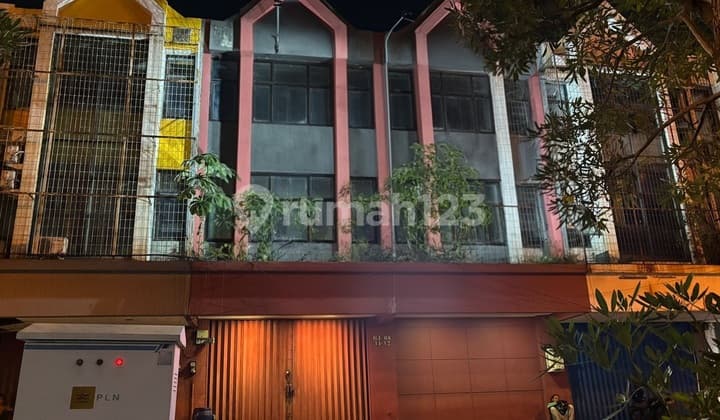 Ruko Gandeng 3 Full Renovasi Dijual Cepat Murah Lokasi Strategis
