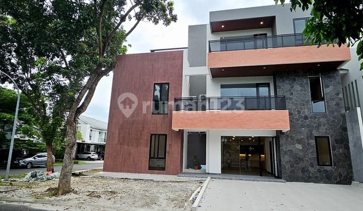 Rumah Baru Bangunan Mandiri Depan Pool 3 Lantai Ada Lift Hoek