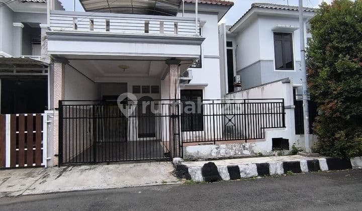 Cheap 2.5 Story House Ready to Live In Quick Sale Metland Cakung Jakarta
