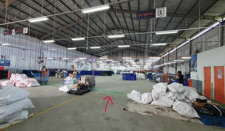 Gudang Besar Akses Kontainer Area Pergudangan Dekat Ringroad