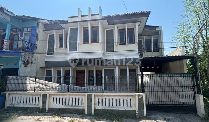 Rumah Besar Pinggir Jalan Dekat Stadion Maguwoharjo Dan Hermina