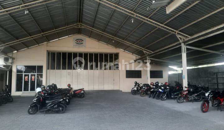 Gudang Akses Kontainer Dekat Jalan Provinsi Jogja Magelang