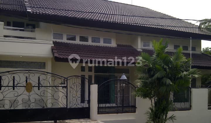 Rumah Dua Lantai Dan Tenang