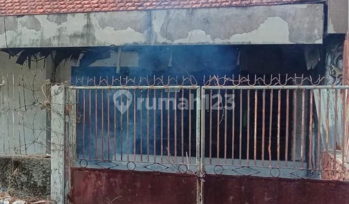 Rumah Remek Hitung Tanah Dekat Pasar Turi Surabaya