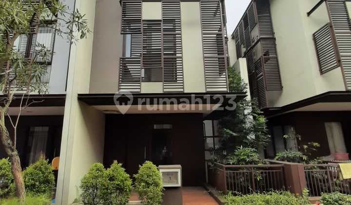 Rumah minimalis lokasi strategis dijual 3 Lantai