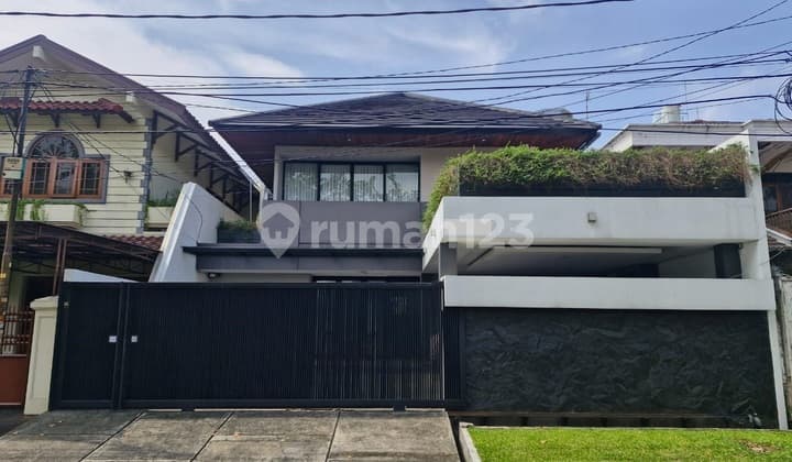 Rumah Timeless di Taman Kedoya Baru