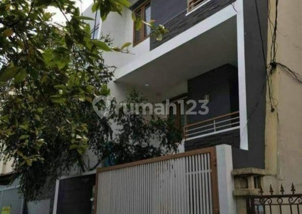 Beautiful 4-Story House Ready to Live In Semi-Furnished in Prime Location Tomang, West Jakarta