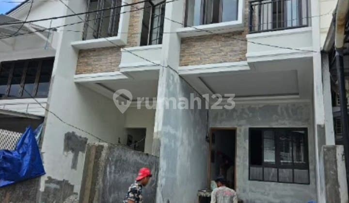 Dijual/Disewakan Rumah 3 Lantai Baru Siap Huni di Komplek Eksklusif Greenville Jakarta Barat