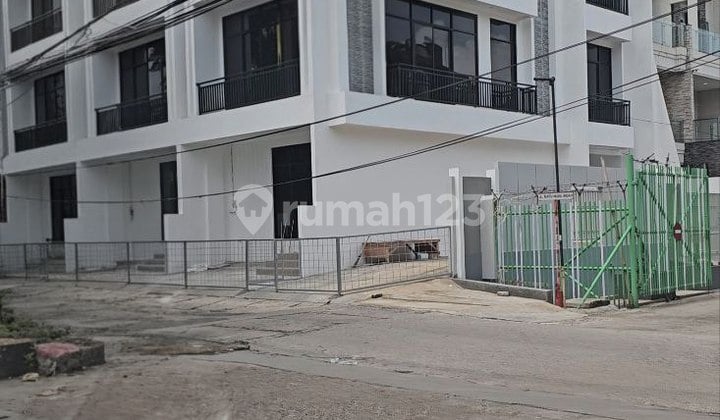 Ruko Baru 3 Lantai Siap Pakai di Kawasan Boulevard Taman Ratu