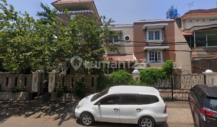 Rumah Mewah 3 Lantai Posisi Hook Semi Furnished di Citra Garden 3