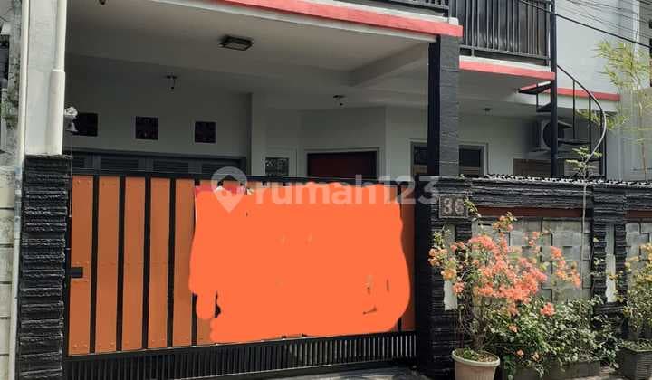 Rumah 2 Lantai Furnished Depan Taman di Tebet