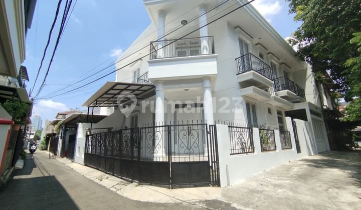 Rent- Rumah Modern Bagus Depan Taman Di Tebet