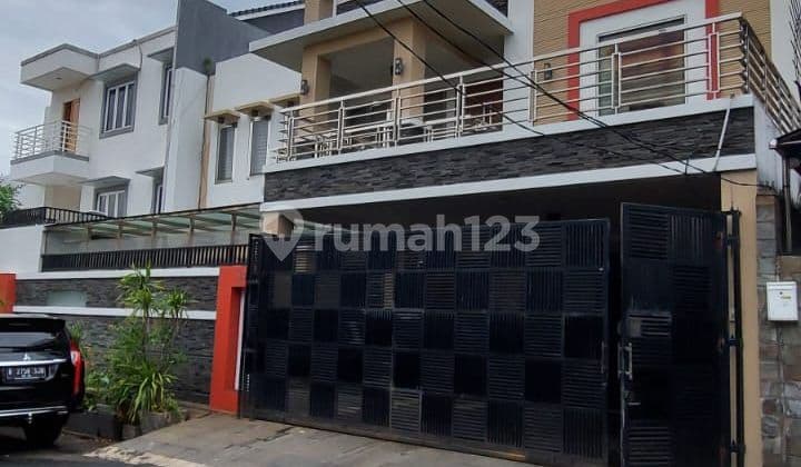 Rumah 3 Lantai Luas Jalan Lebar Di Tebet