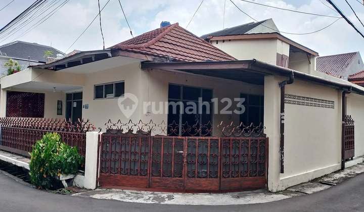 Well-Maintained and Clean House in Tebet