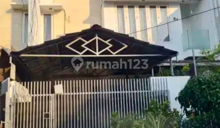 Rumah Furnished Akses Jalan 3 Mobil di Tebet