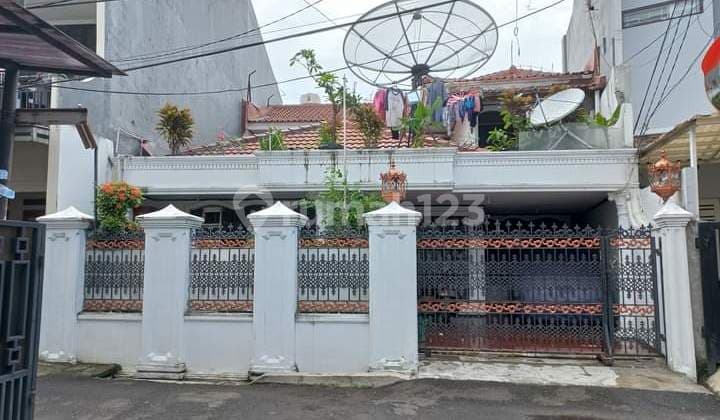 Rumah Depan Lapangan Di Tebet