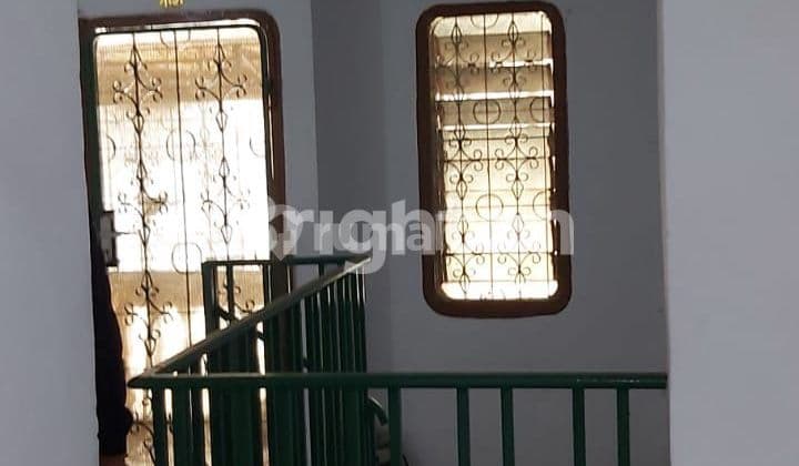 Rumah lama 21/2lantai,lb 150m2,shm,jalan 2 mobil,garasi 1mobil,selangkah pasar dan mall