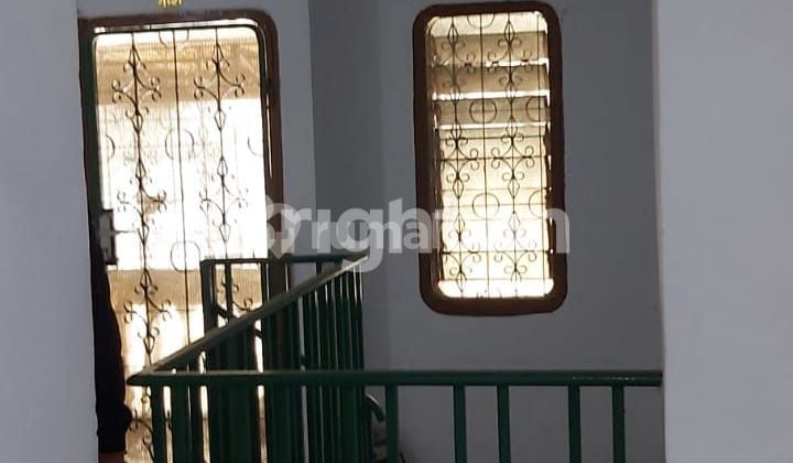 Rumah lama 21/2lantai,lb 150m2,shm,jalan 2 mobil,garasi 1mobil,selangkah pasar dan mall