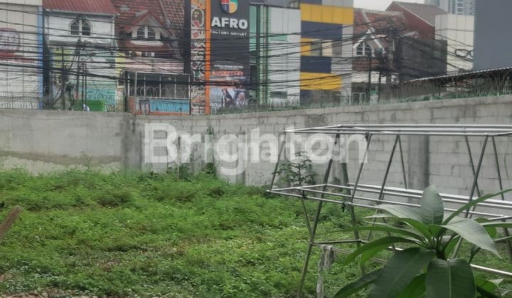 Bonus land with a nice 4-story shop house, building area 400m², land area 861m², SHM certificate, two-car road, two-car garage, a step away from the market and mall.