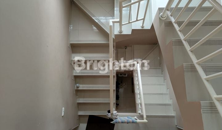 Rumah Bagus 3 Lantai, SHM, LB 168M2, Hoki, Jalan 2 Mobil, Garasi 1 Mobil, Selangkah Pasar dan Mall, Cocok Usaha Dll