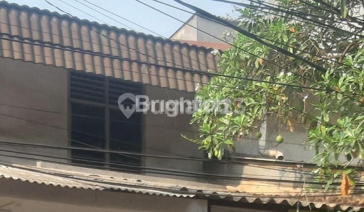 Bonus land with an old single-story house, land area 260m2, SHM certificate, two-car road, spacious parking, one step to market and mall, business district.