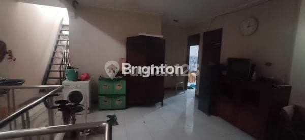 Rumah bagus 21/2lantai,lb160m2,jalan 2 mobil,garasi 1 mobil,selangkah pasar dan mall,Cocok kantor,kos2an dll