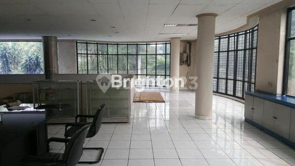 Gedung perkantoran ada cafee nya 5lantai ,lb 1055m2,Hgb,oFull furnish,lingkungan kuliner,ada kolam renang
