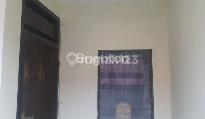 Nice house 2.5 floors, land area 90 m² with freehold title, one car access road, one step away from market and mall.