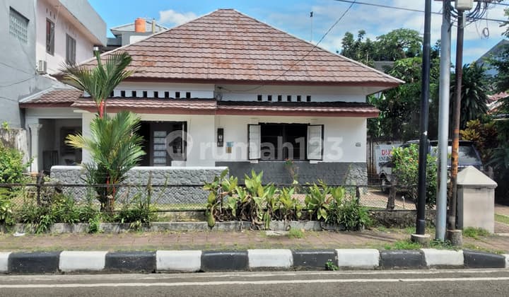 Ada Gambar Desain Renovasi Total Rumah. Rumah Ini Masih Dalam Kondisi Klasik Dikawasan Elite Menteng bisa Didesain dan Dibangun Baru Seperti Contoh Gambar Terlampir Menjadi Rumah Mewah Seperti Rumah Pondok Indah atau P I K, Dekat Stasiun Manggarai, Jalur