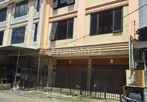 Ruko Jl Barata Jaya, Bentuk Bangunan L