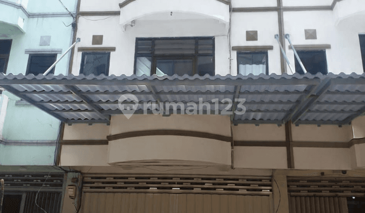 Strategic Shophouse Location in Bunguran - Electricity: 3500 VA, PDAM - Facing: West