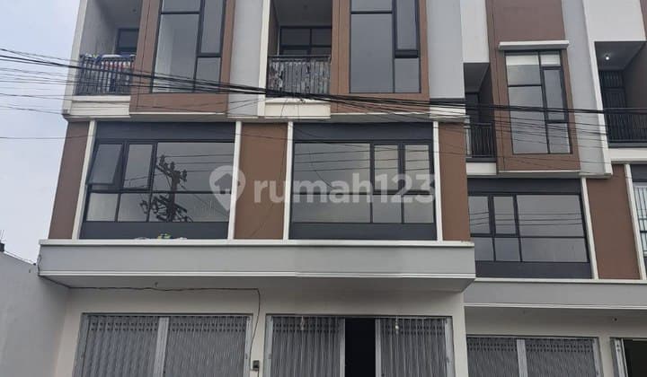 There are 3 Ready-to-Use Shop Houses on Jalan Mojo, Facing South.