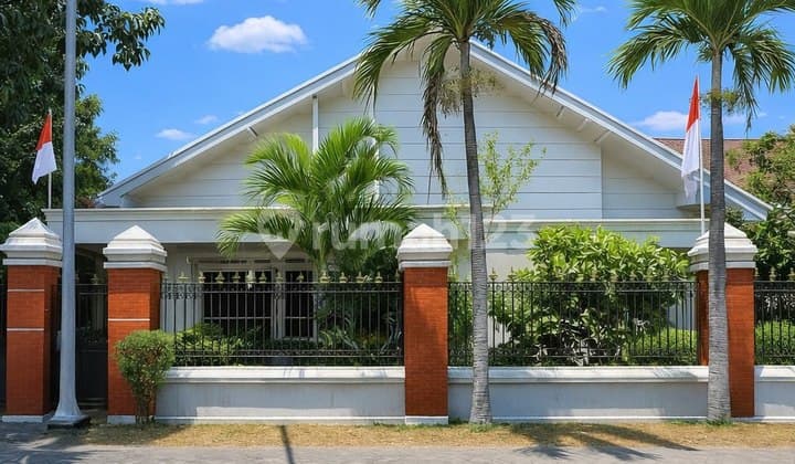 Mojoklanggru Kidul Strategic House - Semi Furnished - 3 Car Row