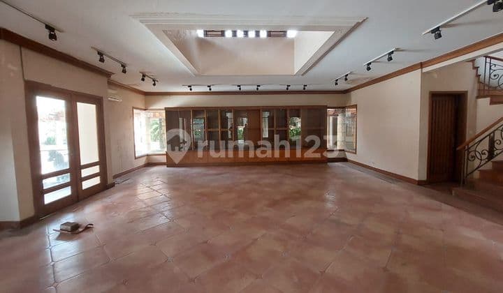 Dijual rumah mewah dengan tanah luas depan taman dan lokasi strategis di pondok indah Jakarta Selatan