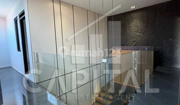 Rumah Mewah Menawan Bergaya Modern Tropical di Kota Baru Parahyangan Kbp