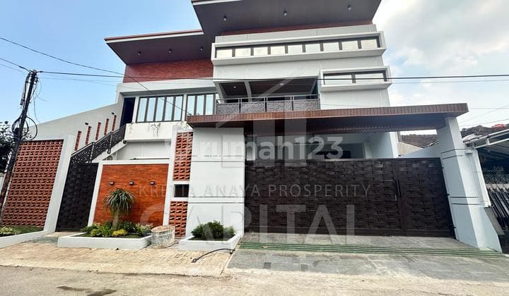 New 3-Story House With Industrial Minimalist Modern Style in Parakan Batununggal