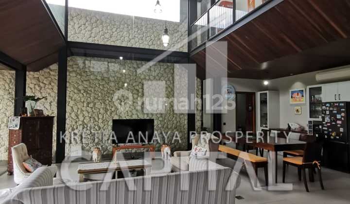 Rumah Modern Sudah Full Furnish dengan View Danau di Kota Baru Parahyangan