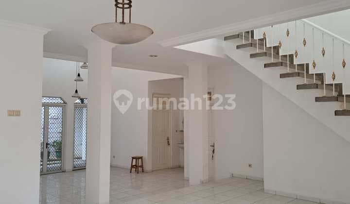 Tosiga Kemanggisan 2-Story Hook House