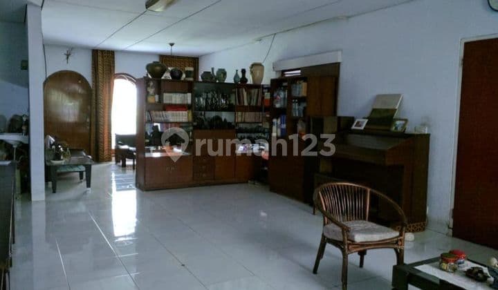 Duri Kepa House Near Wide Main Road, 2-Car Street Width