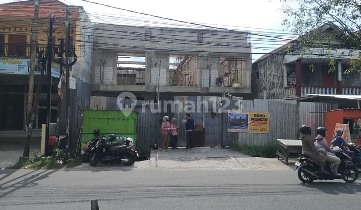 Ruko in the Middle of Mancar Market