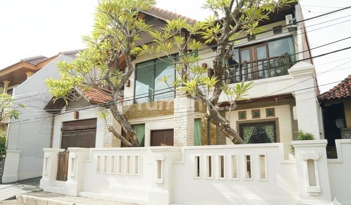 Rumah Old Money Style Villa Bebas Banjir Dekat Bandara