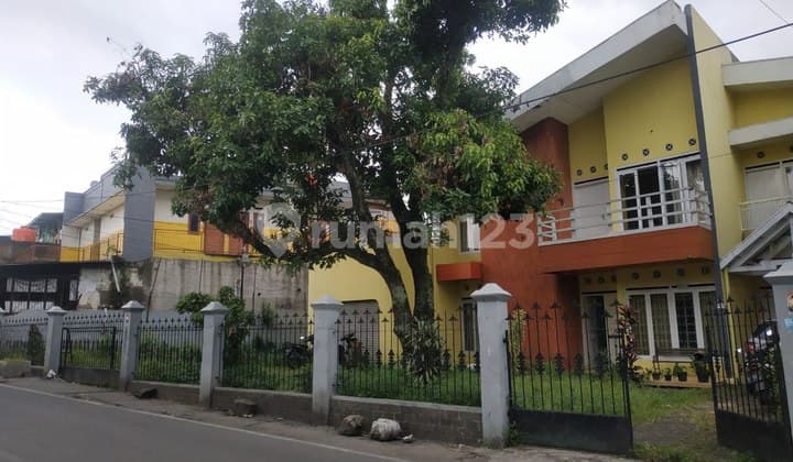 Rumah di Jalan Utama Area Cigadung Cikutra Dekat Toserba Borma Cikutra .