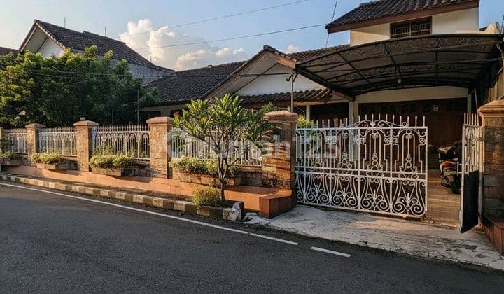 Rumah Hitung Tanah Bangunan Kokoh Dalam Komplek Duren Sawit Jakarta Timur