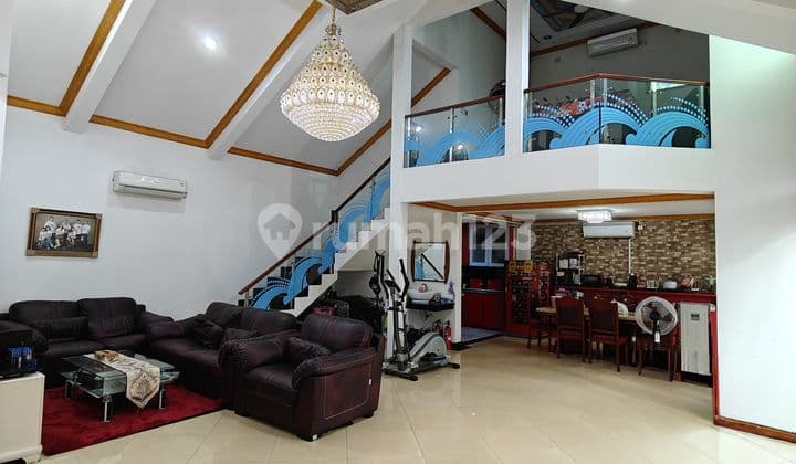 With Pool Rumah Dalam Komplek Mewah Jatiwaringin Jakarta Timur