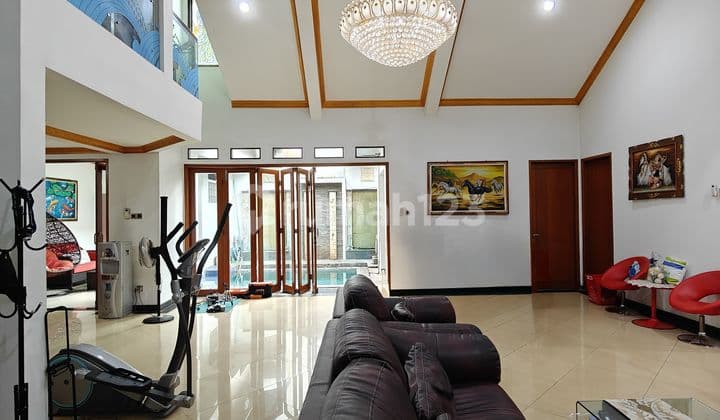 With Pool Rumah Dalam Komplek Mewah Jatiwaringin Jakarta Timur